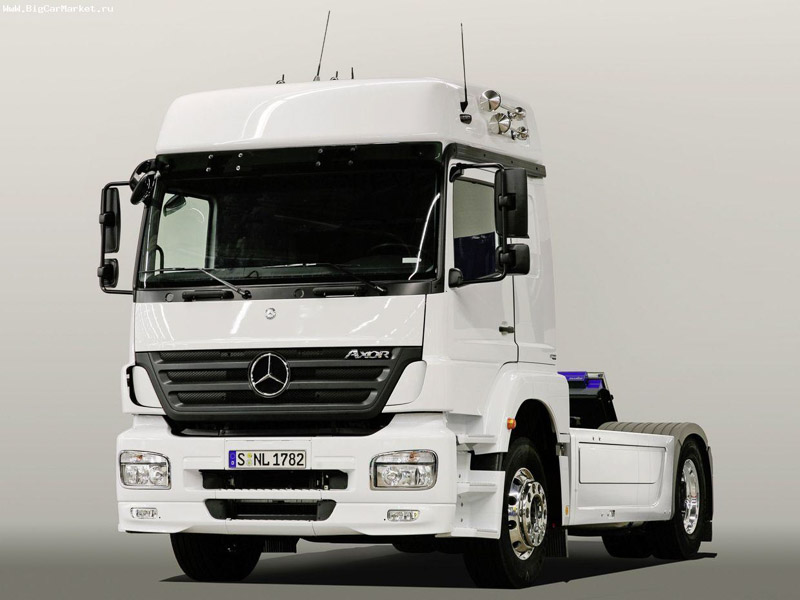Mercedes  на белом фоне